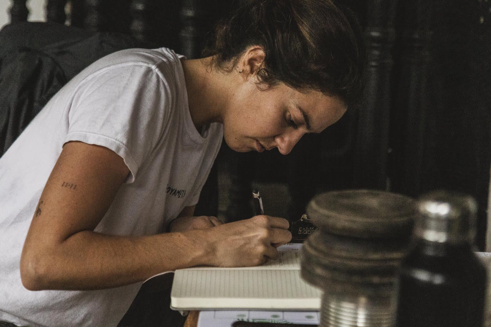 Alexia Zavaleta Guraieb tomando notas sobre el equipo de beneficio de la finca.