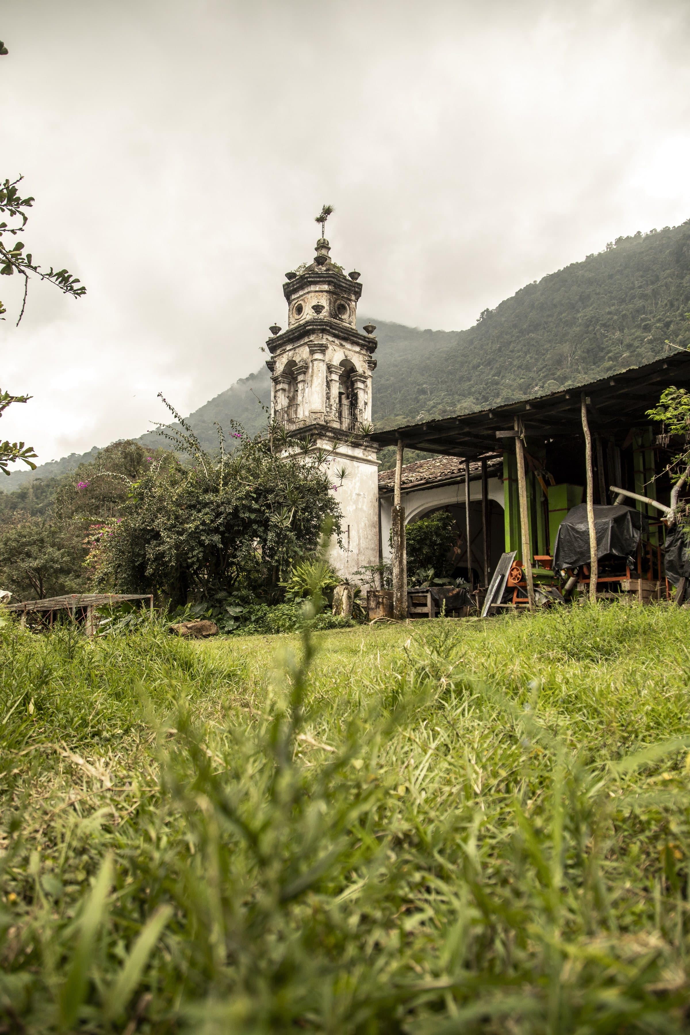 La torre de la capilla de la hacienda con la Sierra de Zongolica al fondo.
