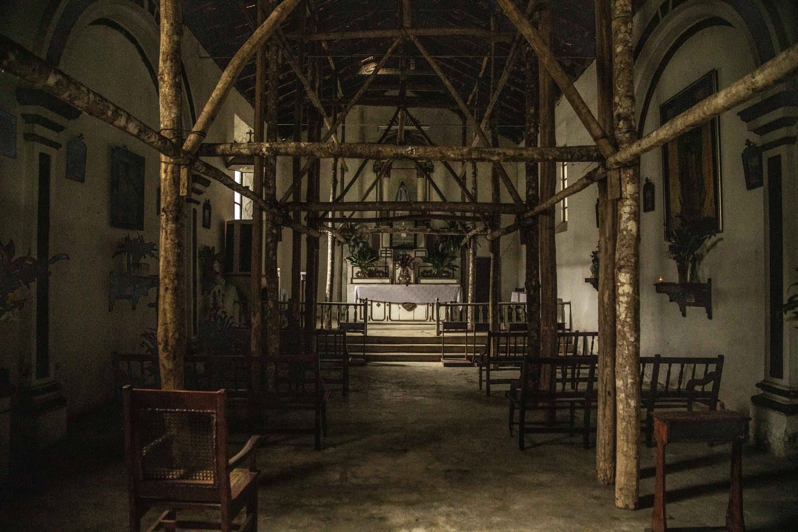 La capilla de la hacienda, con el techo sostenido por horcones de madera y el altar al fondo.